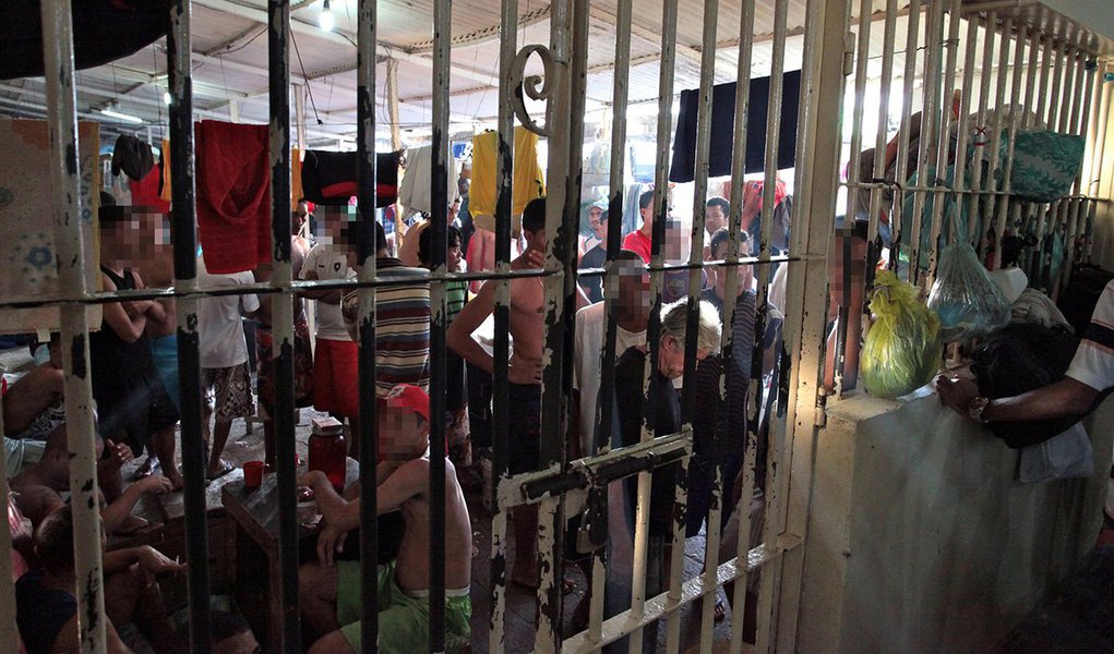 O estado do Rio registra, a cada 18 horas, uma denúncia de tortura cometida contra presos por suspeita de cometerem crimes; são quase mil relatos apenas nos últimos dois anos; de setembro de 2015 a setembro de 2017, 3.677 de 11.689 detidos relataram algum tipo de agressão; durante audiências de custódia, 979 afirmaram terem sido torturados; os dados foram obtidos pelo G1, responsável pelos relatos deste matéria, e fazem parte de um relatório inédito da Defensoria Pública; de acordo com os autores da denúncia, os PMs foram os principais agressores: 2.105 casos