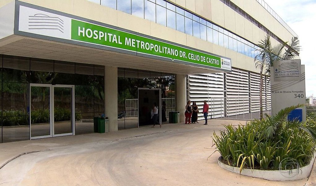 O prefeito de Belo Horizonte, Alexandre Kalil, o governador do estado, Fernando Pimentel, o secretário de saúde de Belo Horizonte, Jackson Machado, e o secretário de Atenção à Saúde, Francisco de Assis Figueiredo, que representa o Ministério da Saúde, inauguraram 100% dos leitos do Hospital Metropolitano Doutor Célio de Castro, conhecido como Hospital do Barreiro; o hospital opera em escala reduzida desde dezembro de 2015, mas terá capacidade para realizar, mensalmente, 2.000 internações, 1.000 cirurgias, 3.400 consultas de pré e pós-operatório, além de cerca de 20 mil exames por mês; com a capacidade total, o custo mensal do hospital é de aproximadamente R$ 21,8 milhões mensais