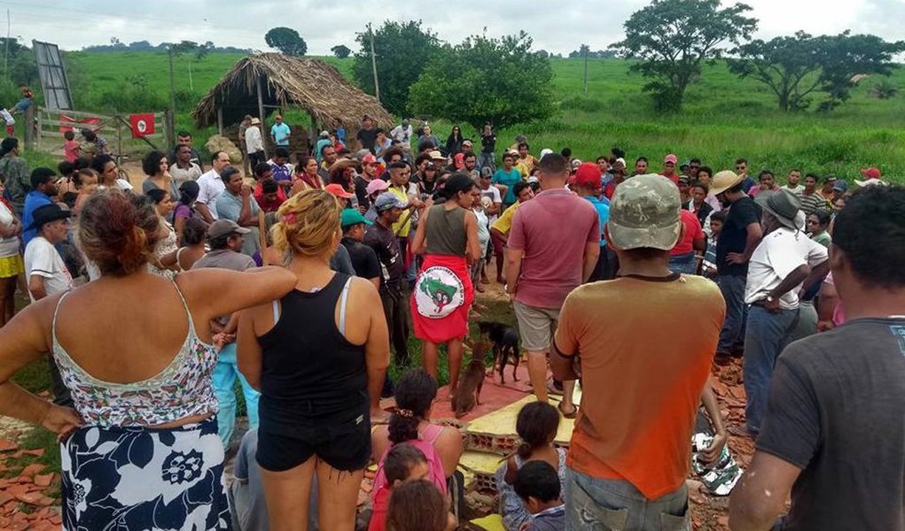 A Polícia Civil de Minas Gerais (PCMG) informou que prendeu, em Salvador (BA), Adriano Chafik Luedy, de 50 anos, que estava foragido da Justiça; ele havia sido condenado a 115 anos de prisão pela chacina ocorrida no Acampamento Terra Prometida, montado pelo MST, na Fazenda Nova Alegria, em Felisburgo (MG), em 2004; Chafik manteve a influência e domínio na região de Felisburgo; também comandava suas empresas, apesar de se ocultar das autoridades; no massacre, ele e mais 15 pistoleiros mataram cinco pessoas e deixaram outras 20 feridas