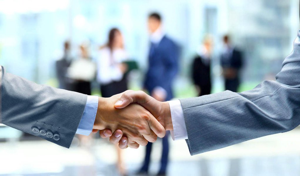 Um dos passos citados ter um bom plano de negócio, de acordo com Heitor Maia é sócio &amp; consultivo da Faria, Cendão &amp; Maia Advogados; "Muitas vezes, os empreendedores se preocupam mais com a ideia propriamente dita do que com a sua viabilidade ou demanda no mercado. Por isso, é importante que esteja preparado para vender a ideia e demonstrar sua lucratividade para conseguir um financiador ou um investidor para o projeto", diz; outro é o elevator pitch; "Independente de ferramentas, equipe de vendas ou metas de negócios, o que faz as vendas acontecerem são os processos de apresentação e discurso bem definidos. Não adianta ter um bom planejamento, boa equipe se não houver uma boa apresentação e um discurso do negócio definido"; confira mais