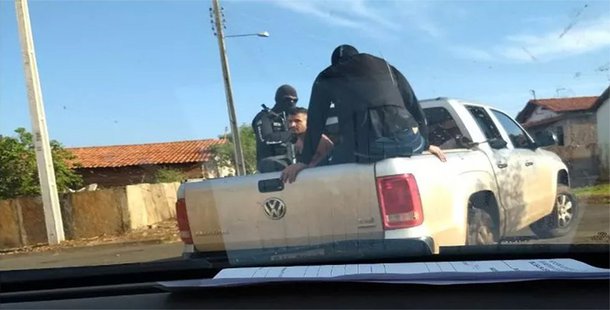 A Polícia Civil do Estado do Piauí divulgou o balanço da 'Operação PC 24H', deflagrada em todo o estado; a operação cumpre mandados de prisão, busca e apreensão, relacionados a diversos crimes, em especial homicídio e lesão corporal; prevenção e repressão ao tráfico e consumo de drogas ilícitas;prevenção e repressão aos crimes contra o patrimônio; repressão aos crimes deporte ou posse ilegal de armas de fogo; prevenção e repressão aos crimes de trânsito e prevenção e repressão acrimes ambientais e perturbações da paz pública