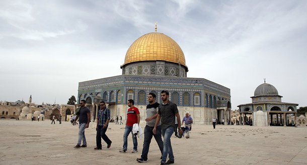 A Organização para a Cooperação Islâmica (OCI) declarou Jerusalém Oriental como a capital da Palestina, segundo diz a resolução aprovada durante a cúpula de emergência da organização; OCI também apelou a todos os países que reconheçam "o Estado da Palestina e Jerusalém Oriental como sua capital ocupada", diz o documento citado pelo jornal turco Hurriyet; um apelo semelhante foi expresso pelo presidente turco, Recep Tayyip Erdogan