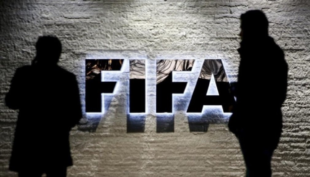 O jornalista que vem acompanhando o julgamento do "FIFAGate" e transmitindo ao vivo pelo Twitter, Ken Bensinger, do BuzzFeedNews, afirmou que o esquema de propina da Globo com os cartolas para a transmissão dos campeonatos da Libertadores e Sul-Americana estavam sendo negociados "para muito além de 2022"; "Em um comunicado na terça-feira, a Globo disse que não 'faz ou tolera pagamentos de propinas'. Mas hoje, Burzaco disse que a TV Globo pagou parte dos US$ 15 milhões de suborno para os direitos 2026 e 2030 da Copa do Mundo", escreveu o jornalista
 