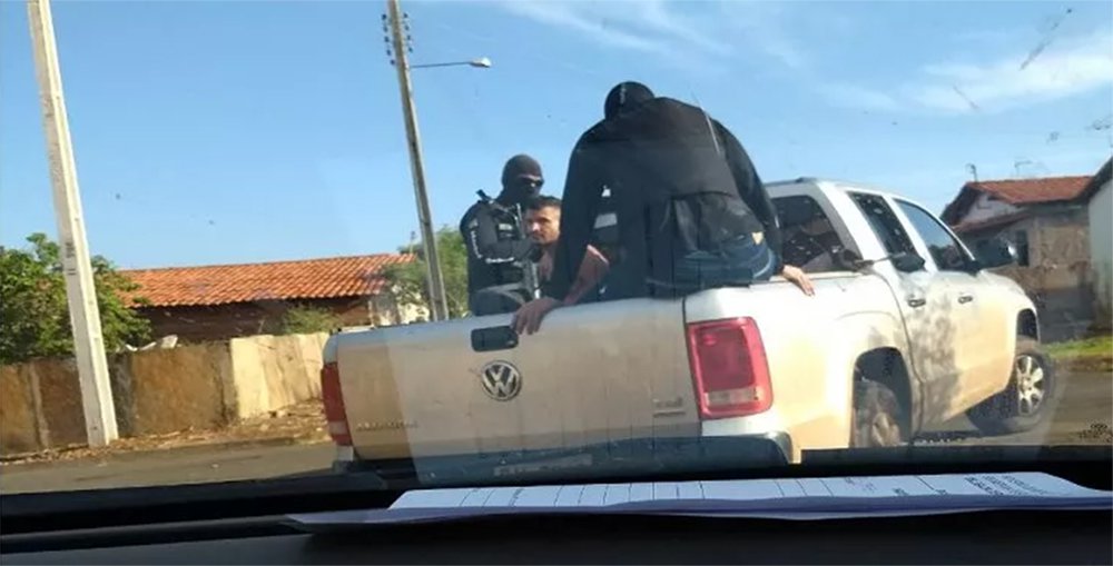 A Polícia Civil do Estado do Piauí divulgou o balanço da 'Operação PC 24H', deflagrada em todo o estado; a operação cumpre mandados de prisão, busca e apreensão, relacionados a diversos crimes, em especial homicídio e lesão corporal; prevenção e repressão ao tráfico e consumo de drogas ilícitas;prevenção e repressão aos crimes contra o patrimônio; repressão aos crimes deporte ou posse ilegal de armas de fogo; prevenção e repressão aos crimes de trânsito e prevenção e repressão acrimes ambientais e perturbações da paz pública