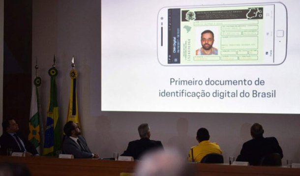 O Departamento de Trânsito do Distrito Federal (Detran-DF) lançou o serviço de Carteira Nacional de Habilitação (CNH) no formato digital; a CNH eletrônica substitui a impressa, uma vez que ambas têm o mesmo valor jurídico; a versão digital do documento valerá para todo o território nacional; depois do estado de Goiás, o DF é a segunda unidade da Federação a informatizar o serviço; na prática, a CNH digital facilitará a identificação, tanto para os condutores quanto para os agentes de trânsito