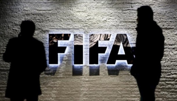 O jornalista que vem acompanhando o julgamento do "FIFAGate" e transmitindo ao vivo pelo Twitter, Ken Bensinger, do BuzzFeedNews, afirmou que o esquema de propina da Globo com os cartolas para a transmissão dos campeonatos da Libertadores e Sul-Americana estavam sendo negociados "para muito além de 2022"; "Em um comunicado na terça-feira, a Globo disse que não 'faz ou tolera pagamentos de propinas'. Mas hoje, Burzaco disse que a TV Globo pagou parte dos US$ 15 milhões de suborno para os direitos 2026 e 2030 da Copa do Mundo", escreveu o jornalista
 