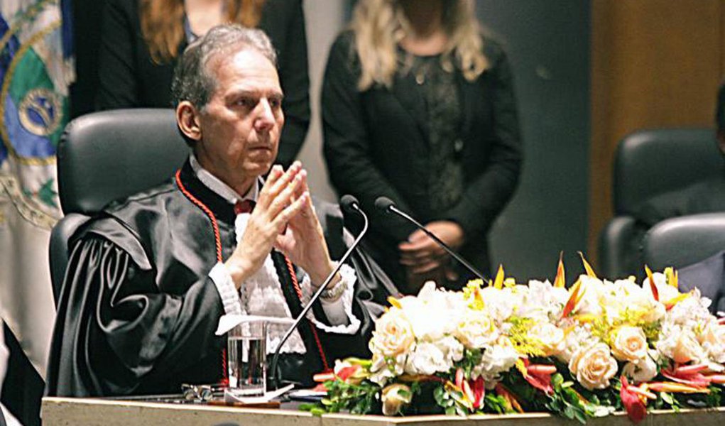 O novo presidente do TRE-RJ, desembargador Carlos Eduardo Fonseca Passos, prometeu combater o poder do crime organizado e das igrejas nas eleições de 2018 em seu estado, que serão presididas por ele; Passos afirmou que vai concentrar suas preocupações em cinco temas, dentes eles o “influxo inaceitável de entidades religiosas envolvendo-se em política partidária e apoiando candidaturas, naquilo que temos designado como abuso do poder religioso”