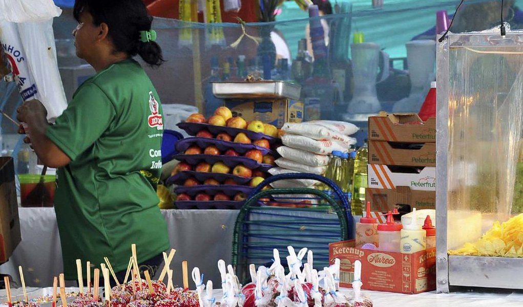 Número de desempregados (12,7 milhões) caiu em relação a julho e aumentou em um ano, mas o trabalho com carteira assinada continua diminuindo; das 2,3 milhões de vagas criadas em 2017, apenas 17 mil delas eram com carteira assinada no setor privado - número considerado estatisticamente irrelevante pelo Instituto Brasileiro de Geografia e Estatística (IBGE)