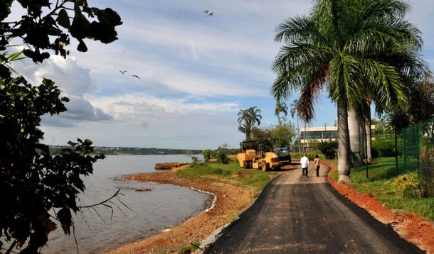 O governo de Brasília lançou o concurso do projeto para a orla do Lago Paranoá; as inscrições on-line gratuitas serão abertas na segunda-feira (18) e se estenderão até 23 de fevereiro; de acordo com o executivo, os concorrentes deverão elaborar projetos arquitetônicos, urbanísticos e paisagísticos, que indiquem usos, atividades e a configuração do espaço à margem do reservatório; o valor do contrato está estimado em R$ 2,5 milhões