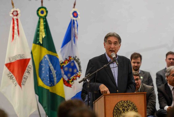 O governo Fernando Pimentel emitiu nota dizendo que não medirá "esforços para cumprir os compromissos assumidos junto aos servidores e aos cidadãos mineiros, com equilíbrio, trabalho e planejamento"; de acordo com o executivo, a confirmação nesta sexta-feira (15) "do pagamento do 13º salário em duas parcelas para policiais civis, militares, agentes penitenciários e bombeiros militares é uma clara demonstração de que o governo está trabalhando para assegurar o benefício para todos os servidores estaduais, começando pela segurança pública"