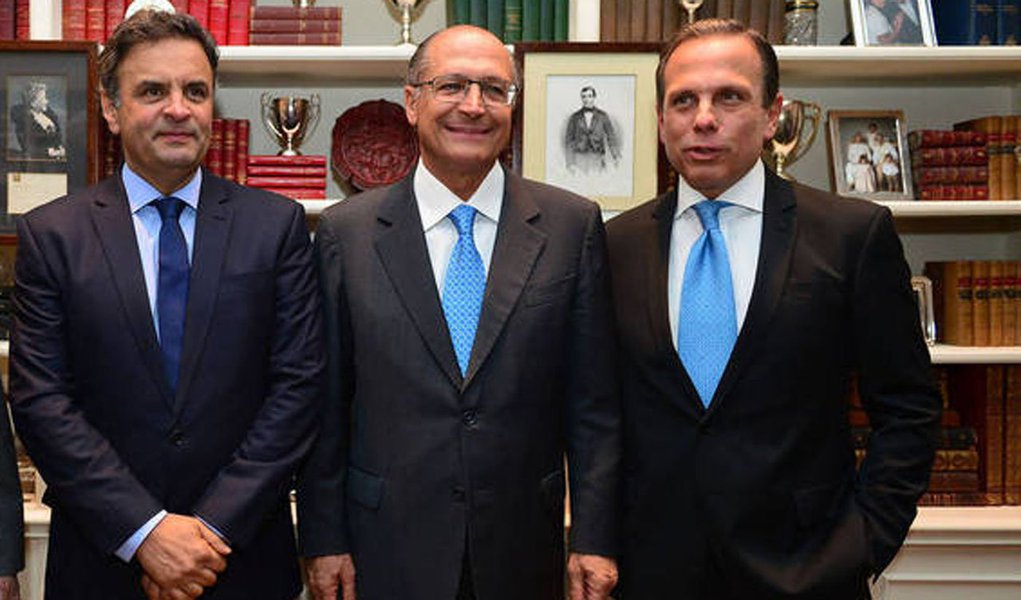 Jornalista Fernando Brito destaca a autocombustão que que sofre o PSDB no desembarque do governo de Michel Temer e na definição de sua candidatura presidencial; "Dória continua querendo a vaga. Alckmin, que não é bobo, confia tanto nos dois quanto numa nota de três reais. Quer um 'rompimento soft', na base do "somos apenas bons amigos" com o governo Temer", diz Brito; "É a mesma e falsa configuração que deseja Aécio, então por que brigar? Mas não tem jeito, porque o PSDB virou, como diria o velho Brizola, um serpentário"