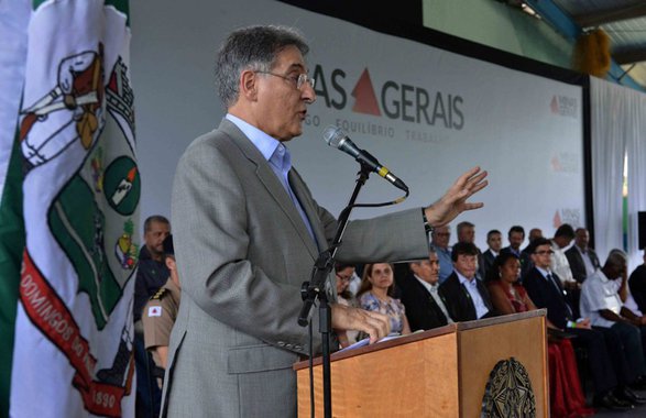 "Nós estamos vivendo um momento muito difícil em todo o Brasil, uma crise devastadora, política, institucional, econômica, e Minas está enfrentando bem. Não é mérito do governo. Eu tenho um pouquinho de mérito, mas é pouco. É mérito do povo de Minas Gerais", disse o governador Fernando Pimentel (PT), em evento em São Domingos do Prata; "Minas Gerais está dando um exemplo para o Brasil", completou
