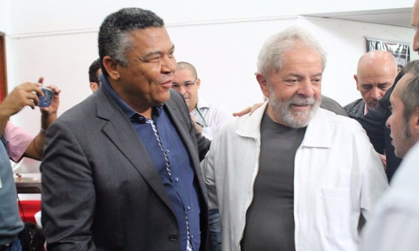 Presente ao café da manhã com Lula e políticos de diferentes estados, nesta quarta-feira, o deputado baiano Valmir Assunção (PT) disse que a "pressa"da Justiça no julgamento do ex-presidente é um "pleito da direita", que, segundo ele, tem medo de perder a eleição novamente; "O sonho da direita neste país é ter Lula fora da disputa. Tanto que já anteciparam e marcaram o julgamento em segunda instância para janeiro, atropelando todos os ritos. Mas vamos lutar para que ele consiga ser candidato e vença para que a democracia seja restaurada no país", disse Valmir