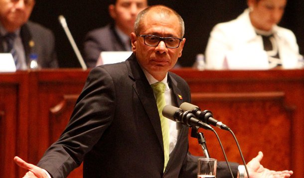 Tribunal equatoriano condenou o vice-presidente Jorge Glas a seis anos de prisão após considerá-lo culpado no escândalo de corrupção envolvendo a Odebrecht; Ministério Público o acusou de receber propina de 13,5 milhões de dólares da Odebrecht através de seu tio; Glas foi suspenso de suas funções em agosto e colocado em prisão preventiva em outubro