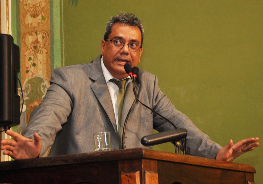 O vereador Carlos Muniz confirma que vai sair do Podemos; "Isso aí é um fato real", diz ele; nos bastidores a informação é de que ele ele brigou com o presidente da legenda na Bahia, deputado federal João Carlos Bacelar; o vereador deve declarar apoio ao prefeito ACM Neto (DEM) ainda neste ano; Muniz afirma que já iniciou conversas com outra legenda, mas prefere não revelar qual. "Tenho conversado com um partido e vou conversar com vários. No futuro, até março, vou tomar uma decisão"; ele justifica a decisão por "incompatibilidade com o presidente"; "Ele tem os projetos pessoais e eu acho que partido tem que ter projetos coletivos e não individuais"