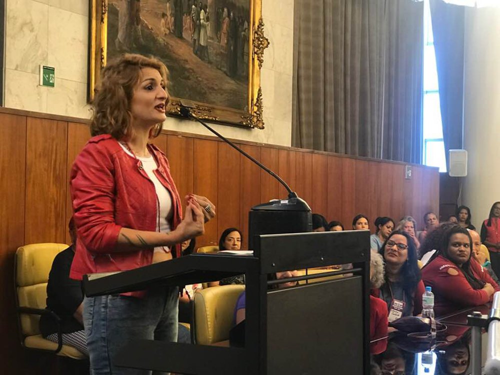 Filiação aconteceu durante encontro com quase 500 mulheres no auditório da Câmara Municipal de São Paulo nesto domingo 26, que elegeu as novas representantes da Secretaria Municipal do Partido dos Trabalhadores da capital paulista, com presença da ministra da Secretaria de Políticas para as Mulheres no Governo de Dilma, Eleonora Menicucci; "E eu sei que agora vão me xingar de petista e agora sou mesma! Nós não vamos arregar!", discursou a escritora feminista 