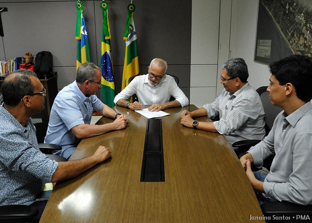 O prefeito Edvaldo Nogueira assinou projeto de lei, que será encaminhado à Câmara de Vereadores, solicitando autorização para contratar empréstimo no valor de R$ 100 milhões junto à Caixa Econômica, que servirão para a retomada de 40 obras em Aracaju; deste montante, mediante esforço da atual gestão, R$ 50 milhões já se encontram liberados, para serem utilizados como contrapartida de 21 obras, aguardando agora a autorização do poder legislativo municipal