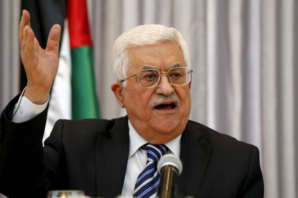 
O presidente da Palestina, Mahmoud Abbas, alertou que o reconhecimento de Jerusalém como capital de Israel pelos Estados Unidos irá prejudicar o processo de paz no Oriente Médio; "Qualquer passo americano relacionado ao reconhecimento de Jerusalém como capital de Israel, ou a mudança da embaixada dos Estados Unidos para Jerusalém, representa uma ameaça para o futuro do processo de paz e é inaceitável para os palestinos, árabes e internacionalmente", disse Abbas 
