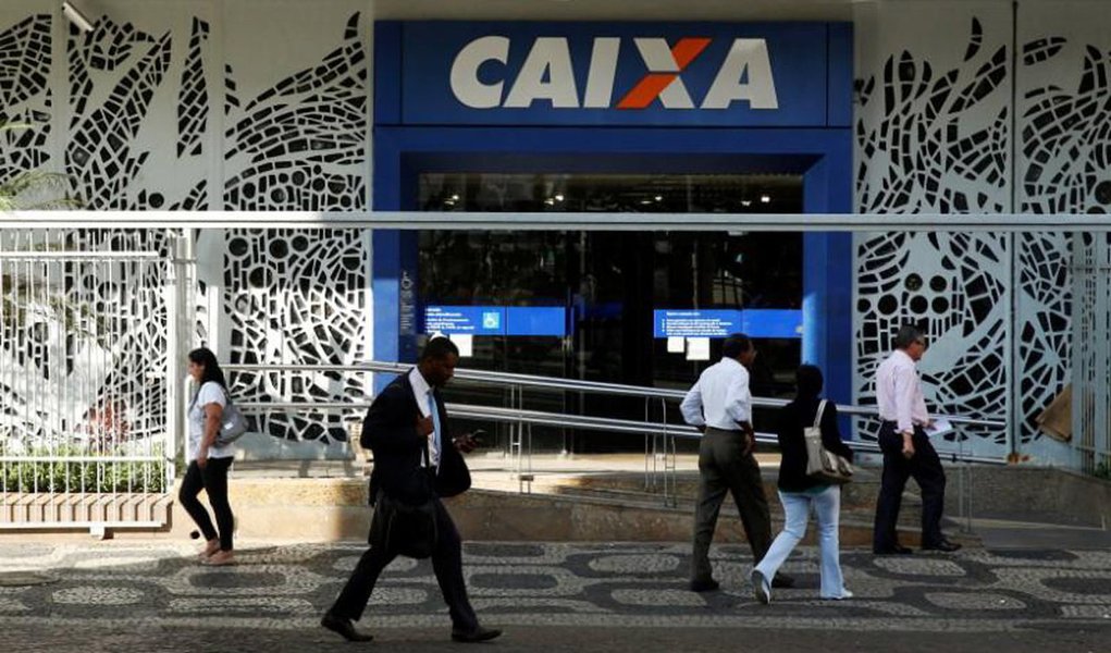 Proposta de abertura de capital da Caixa Econômica Federal (CEF), que transformaria o banco público em sociedade anônima (S/A), foi excluída do texto do novo estatuto da instituição em reunião do Conselho Administrativo (CA) realizada nesta quinta-feira (7); segundo os trabalhadores, abertura de capital do banco representaria a primeira etapa de um processo de privatização