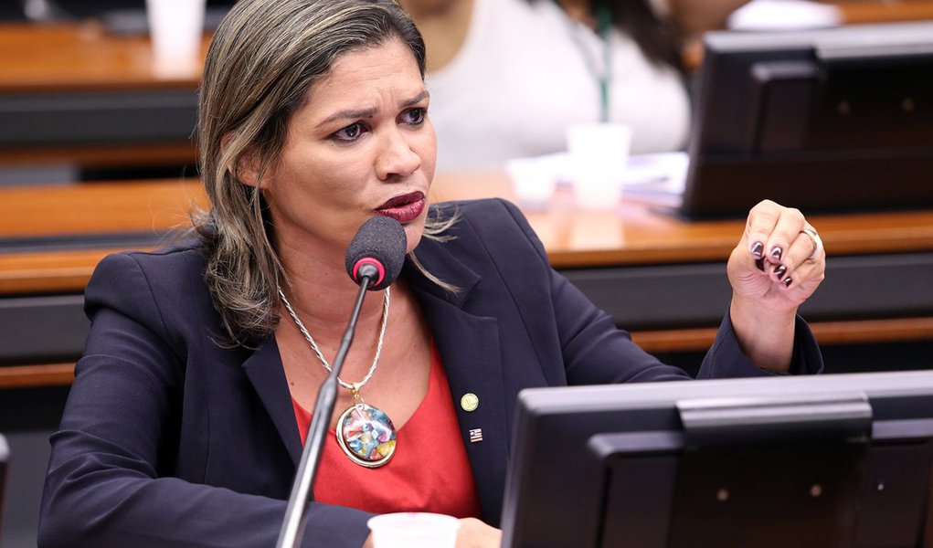 A ex-subsecretária de Saúde, Rosângela Curado, deverá ser posta em liberdade ainda hoje. Ontem ela conseguiu um habeas corpus concedido pelo desembargador federal Ney Bello; Curado foi presa na Operação Pegadores, que investiga desvios de recursos da secretaria estadual de Saúde (Foto: Leonardo Lucena) A ex-subsecretária de Saúde, Rosângela Curado, deverá ser posta em liberdade ainda hoje. Ontem ela conseguiu um habeas corpus concedido pelo desembargador federal Ney Bello; Curado foi presa na Operação Pegadores, que investiga desvios de recursos da secretaria estadual de Saúde