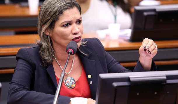 A ex-subsecretária de Saúde, Rosângela Curado, deverá ser posta em liberdade ainda hoje. Ontem ela conseguiu um habeas corpus concedido pelo desembargador federal Ney Bello; Curado foi presa na Operação Pegadores, que investiga desvios de recursos da secretaria estadual de Saúde