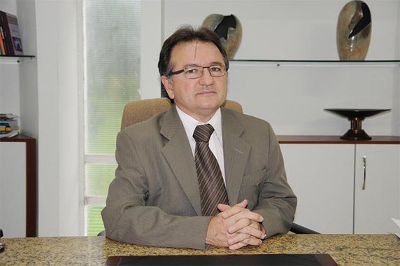 O governo estadual enviou para a Assembleia Legislativa o Projeto de Lei nº 32, que cria 24 cargos de auditor fiscal ambiental, da Secretaria do Meio Ambiente e Recursos Hídricos, e transforma cargos de analista pesquisador nível III em analista pesquisador nível I do quadro efetivo da Fundação Centro de Pesquisas Econômicas e Sociais (Cepro), abrindo mais 10 vagas; o secretário de Governo, Merlong Solano, explica que a medida é necessária para a realização de concurso para a Semar e para a Fundação Cepro, pois as vagas a serem disponibilizadas no certame não tinham previsão legal