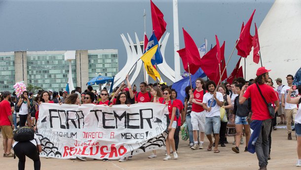 É necessário que o povo unido vá as ruas, numa revolta generalizada contra Temer e sua quadrilha, e exigir a convocação de uma Assembleia Nacional Constituinte para a realização de reformas reais, não dessa farsa contínua e podre que hoje presenciamos