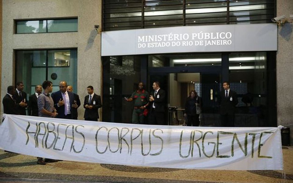 Ativistas de direitos humanos e representantes de movimentos sociais fizeram uma caminhada da sede do MP-RJ até o TJ-RJ, no centro da capital fluminense, para pressionar a Justiça a libertar o jovem Rafael Braga, que ficou conhecido em 2013, ao ser condenado a cinco anos de prisão, após ser detido com dois frascos de plástico contendo desinfetante durante protesto em junho de 2013; para Dandara Rodrigues, integrante do Movimento pela Liberdade de Rafael Braga, há provas da inocência do rapaz, que, no entanto, são ignoradas pela Justiça