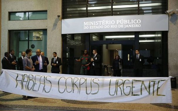 Ativistas de direitos humanos e representantes de movimentos sociais fizeram uma caminhada da sede do MP-RJ até o TJ-RJ, no centro da capital fluminense, para pressionar a Justiça a libertar o jovem Rafael Braga, que ficou conhecido em 2013, ao ser condenado a cinco anos de prisão, após ser detido com dois frascos de plástico contendo desinfetante durante protesto em junho de 2013; para Dandara Rodrigues, integrante do Movimento pela Liberdade de Rafael Braga, há provas da inocência do rapaz, que, no entanto, são ignoradas pela Justiça