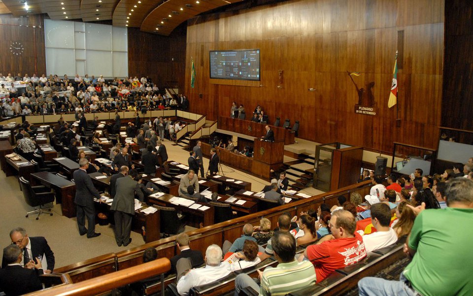 A intervenção determinada na Fundação CEEE pela Superintendência Nacional de Previdência Complementar (Previc), que culminou no afastamento por 180 dias de quatro diretores e 20 membros dos conselhos deliberativo e fiscal, entre eles o presidente Gerson Carrion, gerou reações na Assembleia Legislativa; em caráter de urgência, o deputado Valdeci Oliveira (PT) e as deputadas Juliana Brizola (PDT) e Stela Farias (PT) protocolaram um requerimento de audiência pública para discutir a medida, a qual gerou suspeitas de retaliação