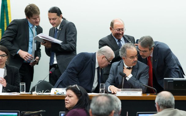 Bancada do PCdoB está mobilizada para impedir a desfiguração do sistema proporcional por meio do avanço de modelos exóticos que servem apenas para manter afastados os trabalhadores, as mulheres e os mais pobres do real processo decisório no Brasil
