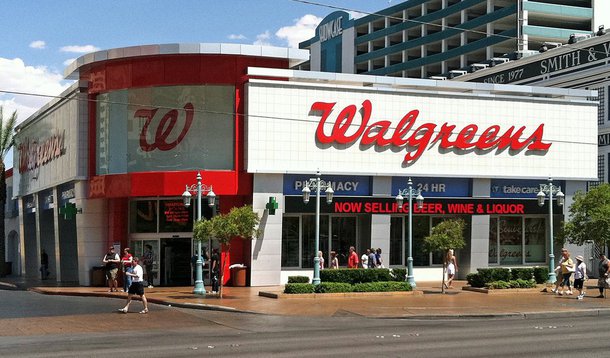O co-CEO da Walgreens – uma das principais redes de farmácias dos EUA -, Alex Gourlay, confirmou que mesmo com crescimento fechará lojas em diversas regiões do País; a maioria das lojas a serem fechadas é da bandeia Rite Aid, principalmente aquelas que se localizam próximas de uma Walgreens (or Duane Reade); a lista com quais lojas serão fechadas ainda será revelado pela companhia; a Walgreens vem superando as expectativas de Wall Street ao fechar o seu ano fiscal com um crescimento de 3,1% em suas vendas totais – mais do que o esperado; no StartSe