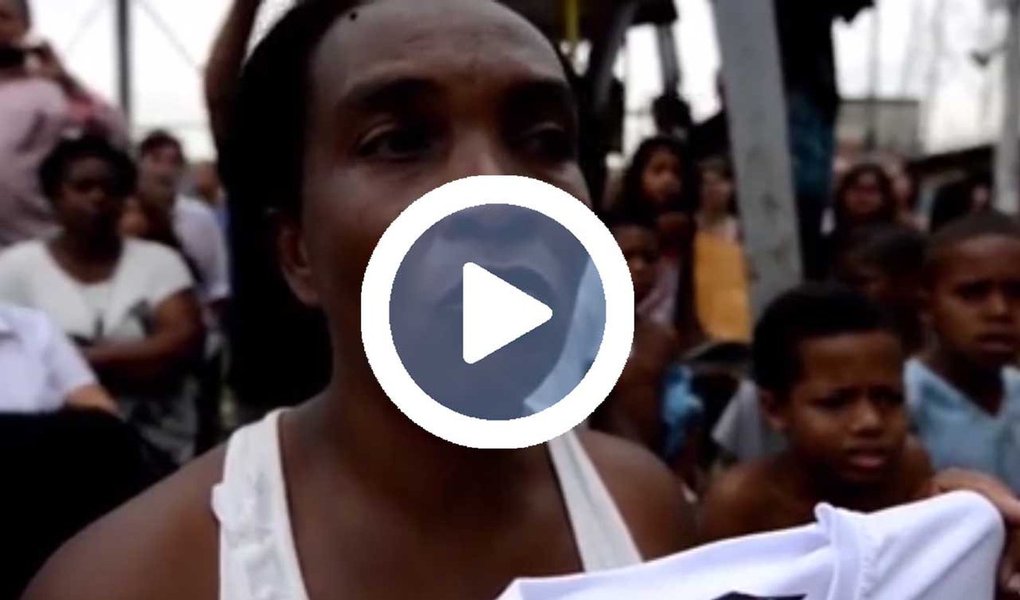 Deputada federal Benedita da Silva (PT-RJ) divulgou um vídeo com depoimentos de mães quer perderam seus filhos na violência do Rio de Janeiro; depoimentos foram extraídos de audiência pública realizada em julho deste ano na Comissão de Direitos Humanos e Minorias (CDHM) da Câmara em três comunidades cariocas; "Sabe o que é pior do que perder um filho trabalhador de 16 anos para uma bala direcionada por um policial? É receber, no Dia das MA~es, uma foto do meu filho morto deixada na porta da minha casa como deboche", diz uma mãe