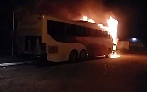 Policiais do 6º Distrito de Teresina, responsável pelos bairros da zona Sul da capital, investigam que os incêndios criminosos que aconteceram tenham relação com o crime organizado formado por detentos da Casa de Custódia; os presos de quatro pavilhões realizaram um motim que só foi controlado após a chegada da Tropa de Choque da Polícia Militar; pelo menos 15 presos ficaram feridos. Houve intensa troca de tiros