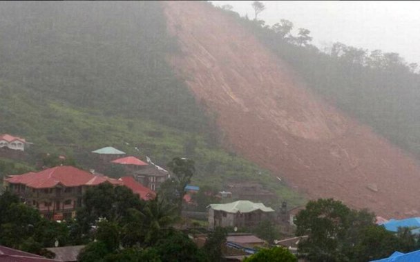 Cruz Vermelha acaba de anunciar que ao menos 312 pessoas morreram em um deslizamento de terra em Serra Leoa nesta segunda-feira (14); quase 180 corpos já foram retirados e levados para hospitais; para ajudar nos resgates, militares estão sendo enviados para a localidade para ajudar nas operações de localização de corpos e remoção de escombros