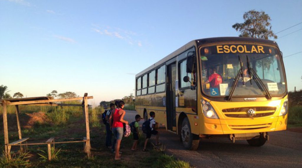 Nesta sexta-feira (1) três meses que o governo estadual não repassa às prefeituras do Tocantins o dinheiro para o transporte escolar; de acordo com a Associação Tocantinense dos Municípios (ATM), se não houver o pagamento, de pelo menos uma parcela, o serviço será paralisado na segunda-feira (4); o Ministério Público (MP-TO) tem acompanhado o assunto e solicitar ao executivo o pagamento