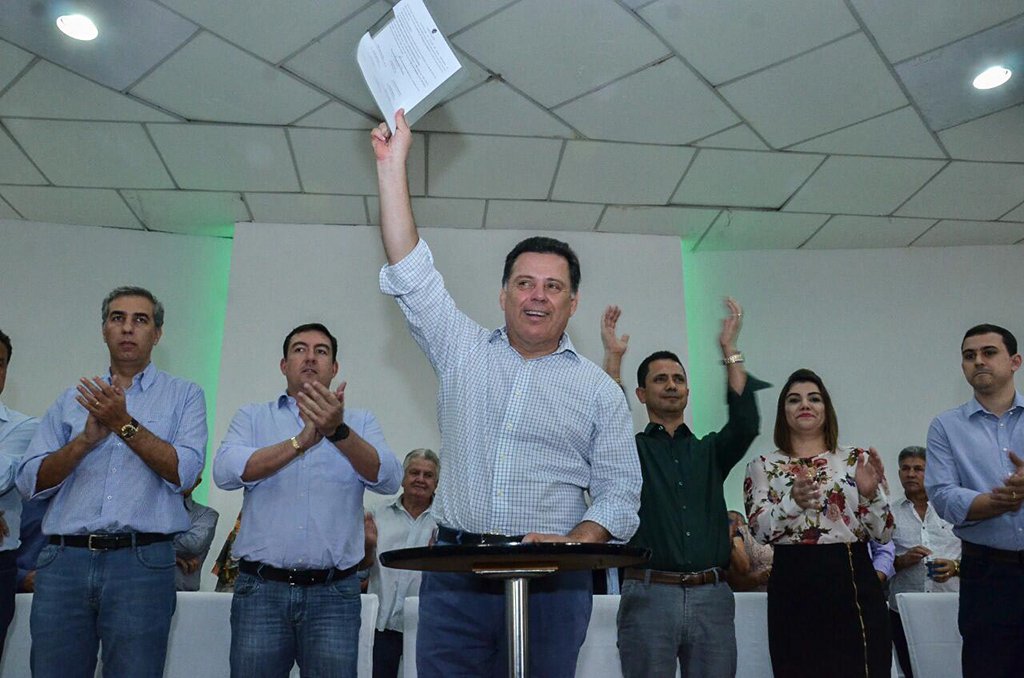 Mais de 3 mil pessoas participaram em São Luis de Montes Belos, de uma das maiores reuniões do Programa Goiás na Frente; governador Marconi Perillo assinou convênio no valor de R$ 2 milhões com o prefeito Major Eldecirio da Silva; de acordo com o chefe do executivo municipal, “Marconi dá uma aula de democracia, ao estender as mãos a todos os prefeitos, independente de bandeira política, independente de partido”