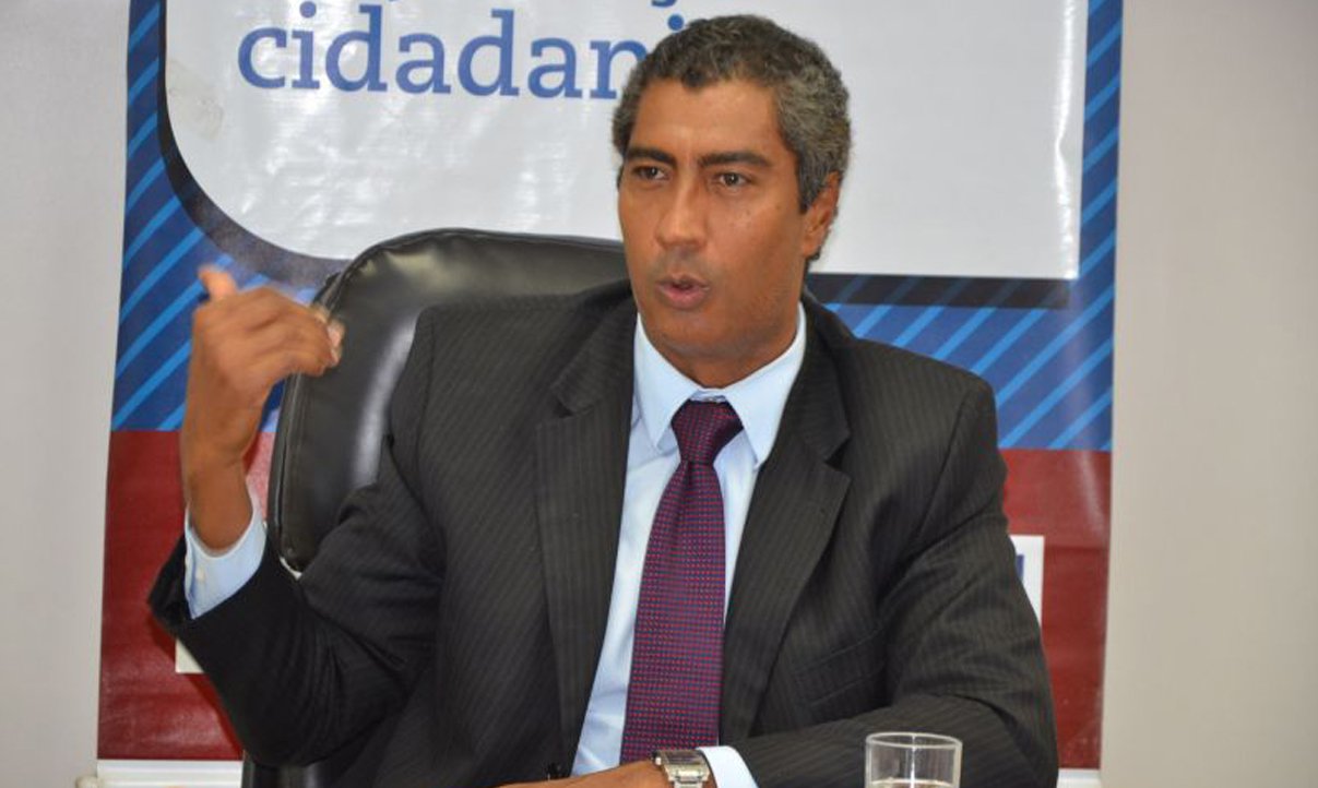 O Tribunal de Justiça da Bahia (TJ-BA) revogou a prisão domiciliar do promotor de Justiça afastado Almiro Sena, que pediu demissão da Secretaria de Justiça em 2014 sob acusação de assédio sexual a servidoras da pasta; decisão de conceder liberdade até julgamento ao promotor é do desembargador Mário Alberto Hirs; quando decidiram fazer a denúncia, em 2014, as servidoras afirmaram que a prática de assédio sexual 'era recorrente' por parte do secretário, e que elas não haviam denunciado antes porque Almiro Sena as ameaçava de demissão