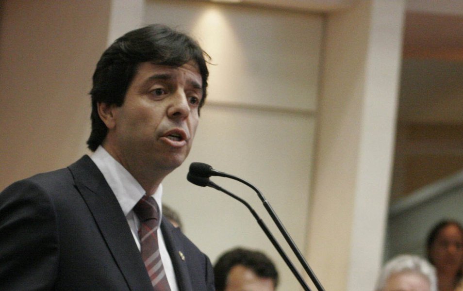 Vice na chapa derrotada de Pimenta da Veiga (PSDB) ao governo de Minas em 2014, o ex-presidente da Assembleia Legislativa, Dinis Pinheiro, hoje no PP, tem percorrido o interior com um discurso focado na necessidade de mudança e de olha no cargo de governador; próximo do ex-todo poderoso senador Aécio Neves, ele tem como objetivo encabeçar uma chapa com o apoio do grupo político dos senadores tucanos Aécio e Antonio Anastasia; no entanto, o discurso do “novo” deverá enfrentar dificuldades por conta da grande quantidade de partidos em que já se hospedou e de personalidades controversas e distintas que já apoiou