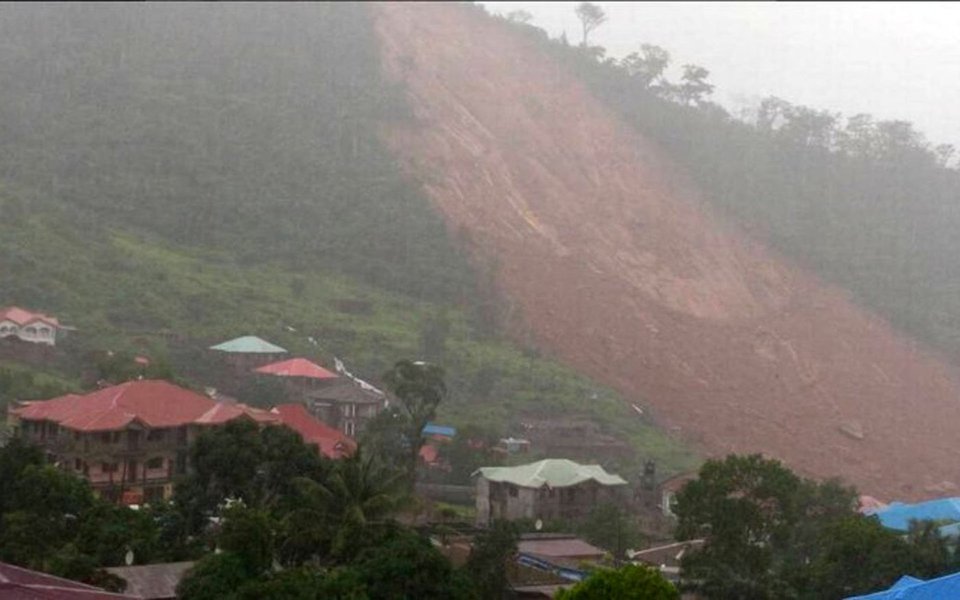 Cruz Vermelha acaba de anunciar que ao menos 312 pessoas morreram em um deslizamento de terra em Serra Leoa nesta segunda-feira (14); quase 180 corpos já foram retirados e levados para hospitais; para ajudar nos resgates, militares estão sendo enviados para a localidade para ajudar nas operações de localização de corpos e remoção de escombros