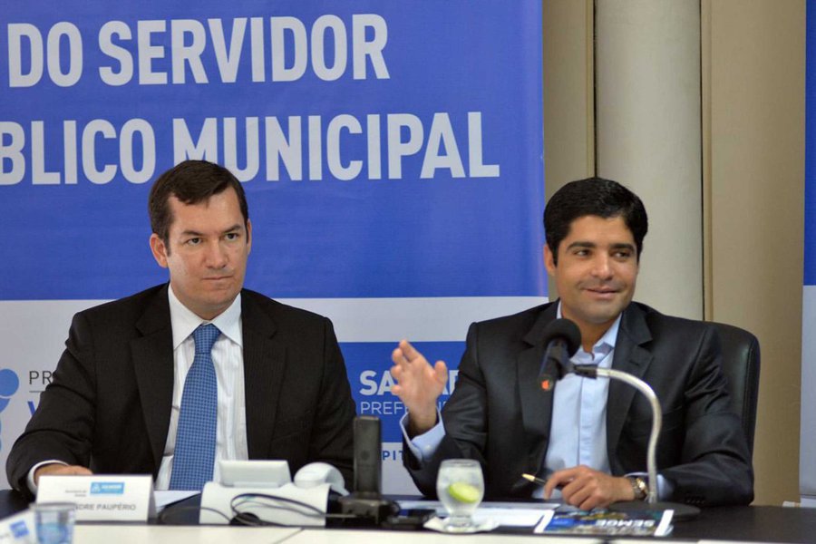 O Tribunal de Contas do Estado (TCE) multou o ex-secretário de gestão da prefeitura de Salvador, Alexandre Pauperio, em R$ 40 mil e o denunciará ao Ministério Público 'para que se apure fatos que podem caracterizar crime contra a administração pública ocorrido no processo de pregão presencial que contratou a empresa Nutiplus Alimentação e Tecnologia para o fornecimento de refeição aos município, por R$ 13.779.932,00, em 2014'; no mesmo julgamento, o prefeito ACM Neto sofreu "advertência", para que sejam feitas melhorias no planejamento das ações administrativas da prefeitura, bem como aperfeiçoado o sistema de controle interno