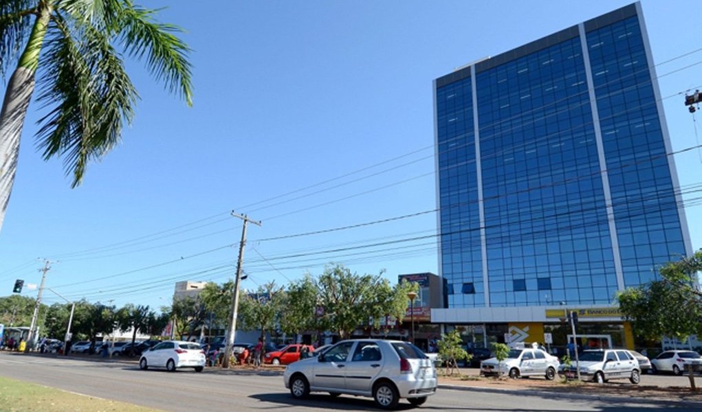 O Sindicato dos Servidores Municipais de Palmas (Sisemp) afirma que, após quase um semestre em que servidores municipais da Prefeitura de Palmas tiveram dificuldades ou não conseguiram tirar suas férias, o prefeito Carlos Amastha (PSB) pretende obrigá-los a saírem de férias, compulsoriamente, a partir da segunda quinzena deste mês de dezembro, ou, durante o mês de janeiro, sem aviso ou programação prévia, impedindo o servidor de planejar suas férias; o presidente do Sisemp afirmou que o sindicato tomará as medidas legais cabíveis; “Não estamos tratando de máquinas que são ligadas e desligadas na conveniência do usuário. São pessoas, trabalhadores que merecem respeito para que possam descansar com dignidade”