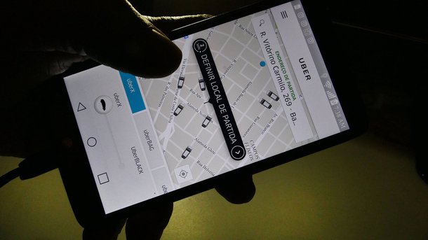 A Defensoria Pública de Alagoas ingressou com uma ação civil pública contra o Município de Maceió apontando vícios de inconstitucionalidade em diversos dispositivos da Lei Municipal que regulamenta o transporte por aplicativos; intenção é garantir o livre exercício da atividade de transporte privado individual de passageiros na capital; para a defensoria, texto da lei infringe princípios da política de mobilidade urbana, da proteção e defesa do consumidor, da livre iniciativa e da livre concorrência