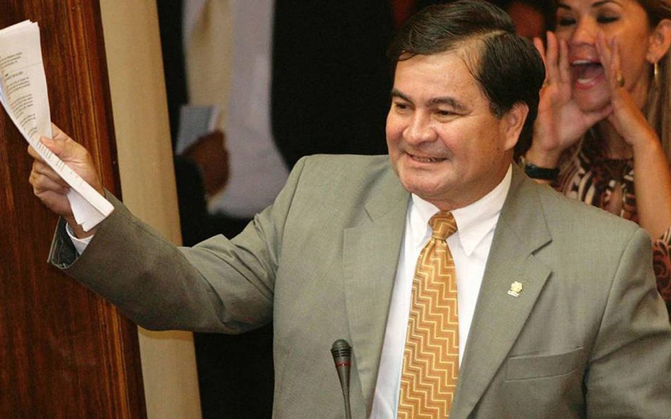 Ex-senador boliviano Roger Pinto Molina morreu esta madrugada em um hospital público de Brasília. Molina vivia no Brasil desde 2013, quando pediu asilo político afirmando perseguição por parte do governo boliviano; no último sábado (12), o ultraleve que ele pilotava caiu em Luziânia (GO), região do entorno do Distrito Federal. Único ocupante da aeronave, o ex-senador sofreu múltiplos ferimentos e foi internado com traumatismo cranioencefálico