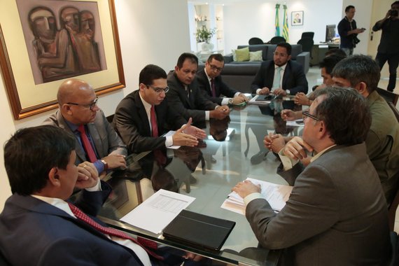 O governador Wellington Dias confirmou o início dos cursos de formação dos novos agentes penitenciários e soldados da Polícia Militar do Piauí; as aulas começarão dia 3 de janeiro de 2018. No caso dos agentes, 150 aprovados serão chamados para a academia; “Temos a necessidade de repor agentes penitenciários e, ao mesmo tempo, garantir as condições de funcionamento do novo presídio que deve ser inaugurado por volta de maio ou junho do próximo ano, que é a Cadeia Pública de Altos. Temos em andamento a construção de duas outras unidades que ensejará o chamamento desses que estão no cadastro de reserva”, pontuou 
