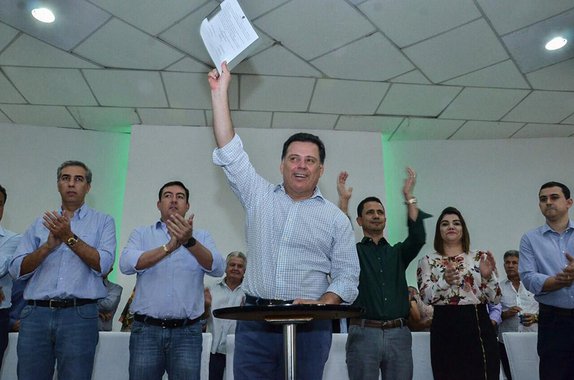 Mais de 3 mil pessoas participaram em São Luis de Montes Belos, de uma das maiores reuniões do Programa Goiás na Frente; governador Marconi Perillo assinou convênio no valor de R$ 2 milhões com o prefeito Major Eldecirio da Silva; de acordo com o chefe do executivo municipal, “Marconi dá uma aula de democracia, ao estender as mãos a todos os prefeitos, independente de bandeira política, independente de partido”