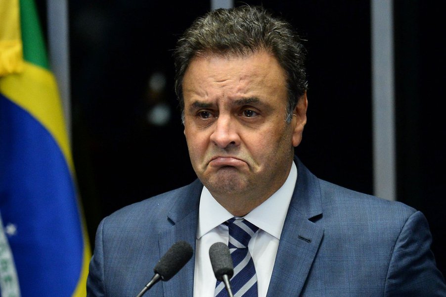 O senador Aécio Neves (PSDB) admitiu aos seus aliados mais próximos que será candidato a deputado federal em 2018; investigado em nove inquéritos no Supremo Tribunal Federal (STF), o tucano está preocupado com a quantidade de votos que terá de arrumar para manter o cargo no Senado; Aécio já cogitava descer um degrau em fevereiro, quatro meses antes de ser flagrado pedindo R$ 2 milhões ao empresário Joesley Batista, da JBS