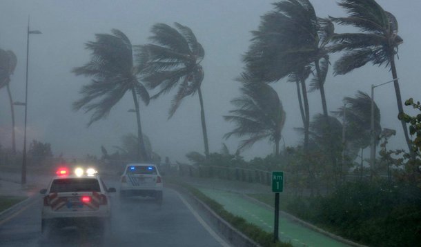 Comunidade internacional prometeu,enviar US$ 1,4 bilhão em ajuda aos países do Caribe afetados pela passagem dos furacões Irma e María; secretário-geral da ONU, António Guterres, lembrou a devastação em locais como Dominica e Antígua e Barbuda; nos dois países, além das mortes, houve danos avaliados em US$ 1,1 bilhão e perdas econômicas de US$ 400 milhões; Guterres disse que os países da região são muito vulneráveis a desastres naturais e defendeu que eles tenham acesso a financiamento apropriado para se proteger de riscos