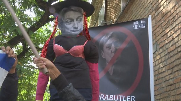 Grupos conservadores promoveram protestos, nos quais realizaram inclusive a queima simbólica de Butler em praça pública, prática típica da inquisição, com o falso argumento de que a pesquisadora estava no Brasil para participar de um debate sobre a "ampliação da teoria de gênero das escolas"