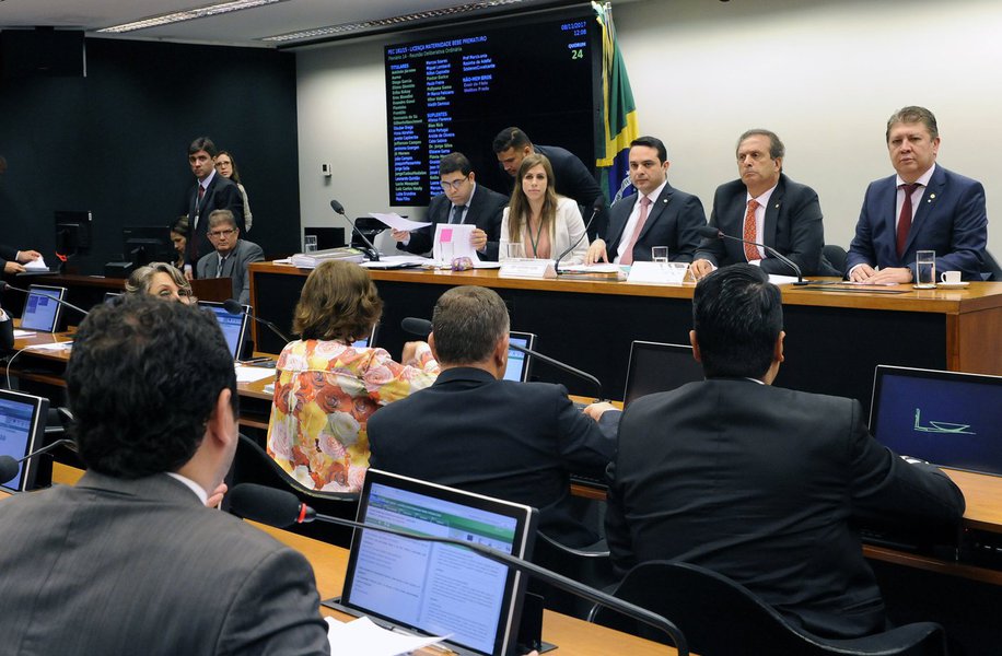 Em comissão na Câmara, deputados aprovaram por 18 a 1 a proibição de aborto mesmo em caso de estupro, o que hoje é permitido por lei; caso agora segue para o plenário da Casa; o único voto contrário foi de uma mulher, a deputada Erika Kokay (PT-DF)